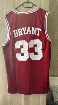 Dres Kobe Bryant ze střední.
