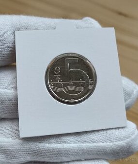 5kč 2001 vzácný ročník jen pro sady UNC - 1