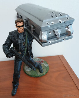 Vzácná figurka T-850 Terminator s rakví od firmy McFarlane