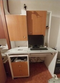 Pěkný kvalitní psací stůl s lampičkou