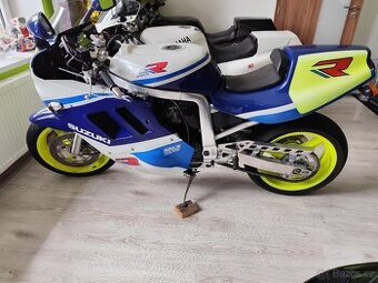 Suzuki GSX-R 1100 r.v.1989 úplná servisní historie