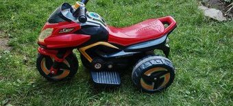 Dětská elektrická tříkolka.