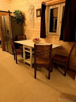 Rozkládací jídelní stůl s úložným prostorem