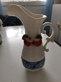 Vázička porcelánová s plastickým motivem ovoce