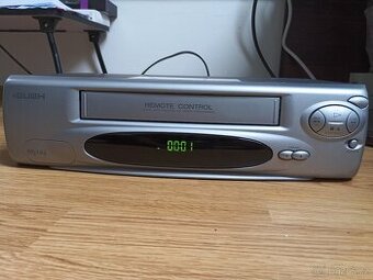 Kompaktní VHS videorekordér BUSH VCR905 – Velmi pěkný stav