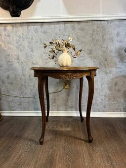 Kulatý stolek ve stylu Louis XV (143027)