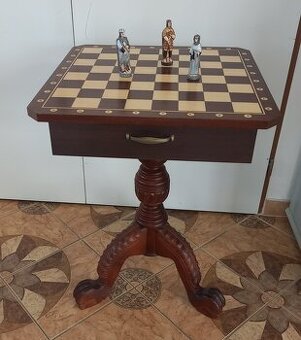 dřevěný šachový stůl bez figurek