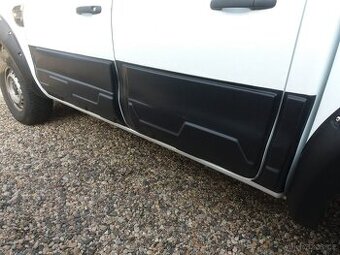 Boční lišty na dveře Ford Ranger - nové, top cena