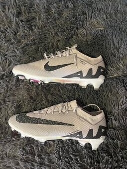 Nike Mercurial Vapor 15 Elite.