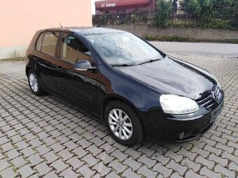 VW GOLF 5,, 1,6i BENZIN 75 KW= KLASIKA ZA 59000 KČ