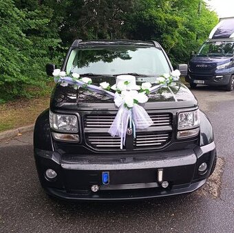 Svatební dekorace pro pána na auto bílá