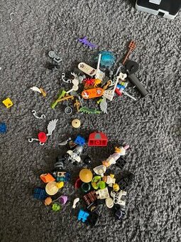 Lego figurky doplňky a kostky