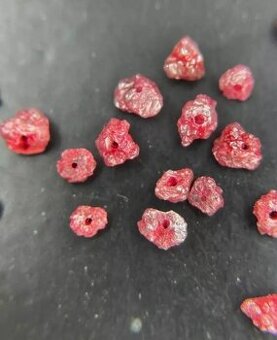 2,7 - 3MM přírodní červený surový diamant,