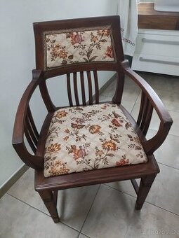 Starožitná repasovaná čalouněná židle