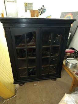 Starožitná rohová komoda