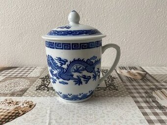 Čínský porcelánový retro hrnek s pokličkou - drak, 400 ml