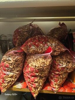 Krásné očíštěné vylouskané vlašské ořechy