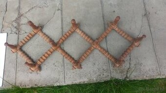 Dřevěný skládaný věšák na stěnu