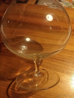 Skleněná, obří číše