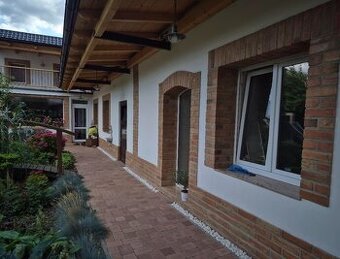 CIHLOVÝ OBKLAD Z PRAVÝCH CIHEL (střed cihly)