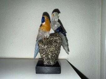 Pyrit s ručně vytesanými papoušky