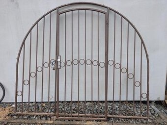 MASIVNÍ KOVOVÁ BRÁNA S OBLOUKEM