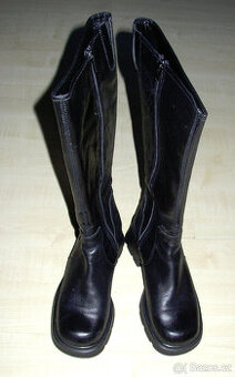 Dámské kozačky koupené v obchodě Baťa o vel. 30