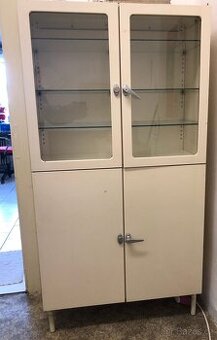 Lékařská skříňka zachovalá, prosklená, Kovona Karviná