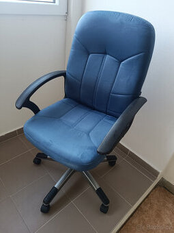 kancelářská židle nakolečkách