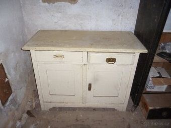 Stará dřevěná komoda / skříňka