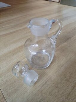 Stará malá skleněná karafa