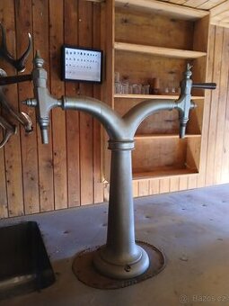 Nerezový pult se dřezem a pípou