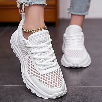 Bílé letní tenisky