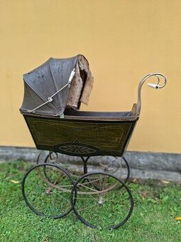Starožitný kočárek pro panenkyč. 490