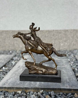 Bronzová socha valkýra na koni nordická bojovnice viking