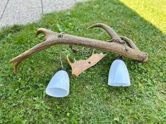 Závěsný lustr z jeleního paroží