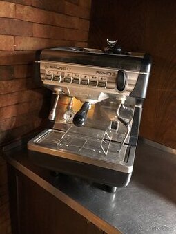 Pákový kávovar Nuova Simonelli Appia II v TOP STAVU
