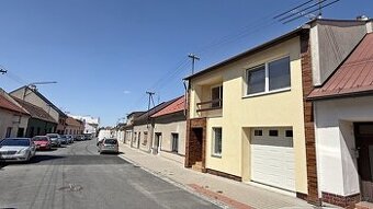 Velkorysý RD s vnitřním vyhřívaným bazénem,  velkou terasou,