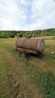 Cisternový přívěs s nadrzi