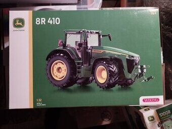 Wiking model zemědělského stroje John Deere 8R