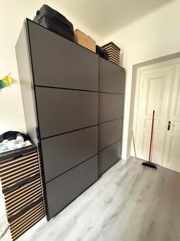 Prostorná šatní skříň IKEA PAX / MEHAMN + extra police