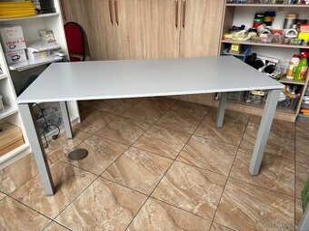 Kancelářský stůl – zánovní, robustní konstrukce