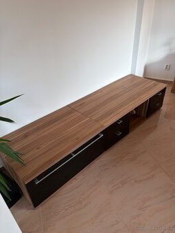 TV stolek / skříňka 217 cm – dekor dřeva, černý lesk