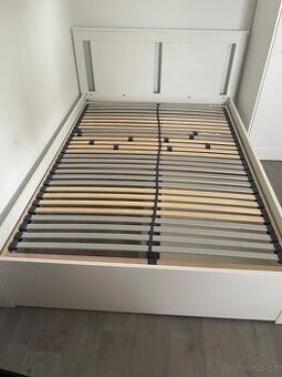Bílá postel 140 cm s roštem a šuplíky