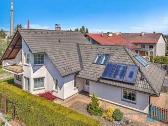 Prostorný rodinný dům se zahradou, 3 koupelnami a úsporným p
