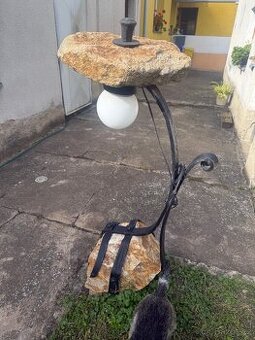Ručně kovaná zahradní lampa s kamenným podstavcem