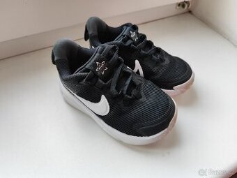 Dětské sportovní boty značky Nike  velikost 23,5
