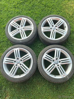 Vw elektrony 5×112 R18 s Goodyear