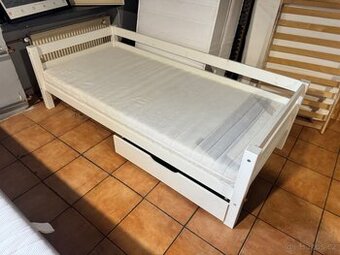 Hezká bílá postel-jednolůžko se šuplíkem 90x200