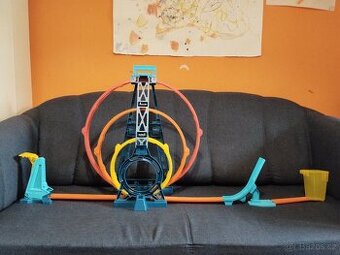 Hot Wheels track builder trojitá smyčka